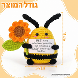 דבורה סרוגה עם חמנייה – Bee Kind – תמונת המוצר; הכרטיס המצורף באנגלית