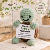 צב ירוק קטן סרוג – תמונת המוצר; הכרטיס המצורף באנגלית