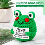 צפרדע ירוקה סרוגה עם לחיים אדומות – פרטים נוספים; הכרטיס המצורף באנגלית