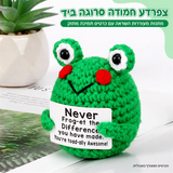 צפרדע ירוקה סרוגה עם לחיים אדומות – פרטים נוספים; הכרטיס המצורף באנגלית